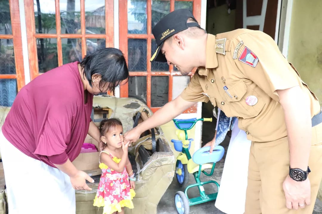 Camat Lubuk Begalung Heriza Syafani Serahkan Bantuan Pangan Kepada 19 sembilan belas Keluarga Bayi di Kecamatan Lubuk Begalung